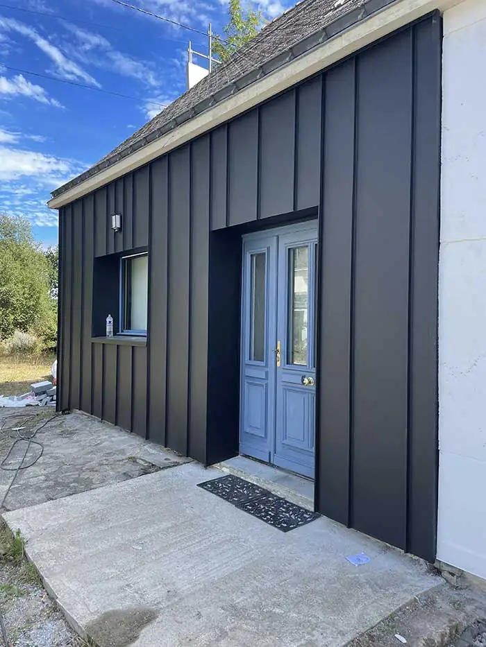 Bardage zinc posé sur façade en Morbihan